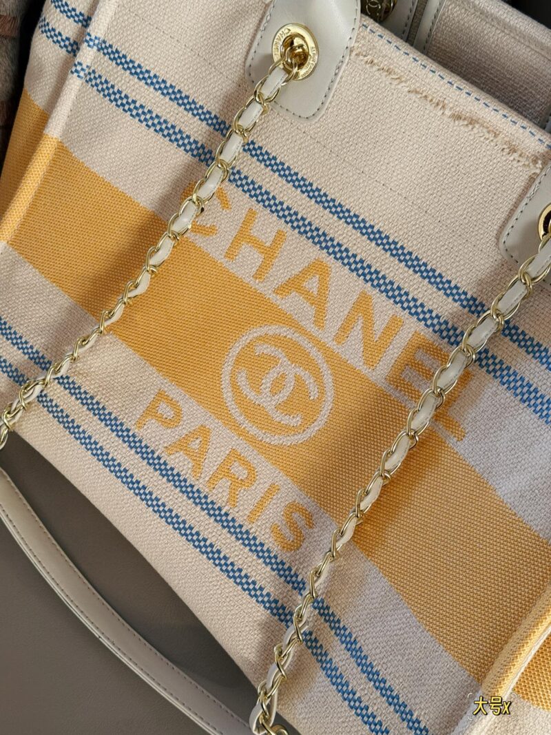 83c2bb89e8.jpg 355355 without box
Size: 38 * 30cm (large)
33 * 25cm (small)
Xiaoxiangjia 25C Early Spring Vacation Series
Marseille and the Sea
Arrange it! Arrange it!
This beach bag released this year is so beautiful!
People are already eagerly anticipating it!