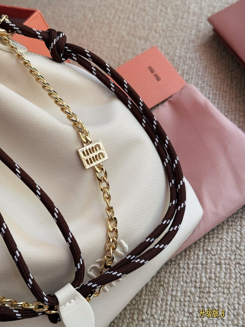 83d1613ce2.jpg 220 boxes
size:17*21cm
Miumiu canvas small water bucket
The colors of summer~
Another bag that doesn't require any brainpower to match!
The complimentary ornament can be used as an extension chain
It's becoming very summer~