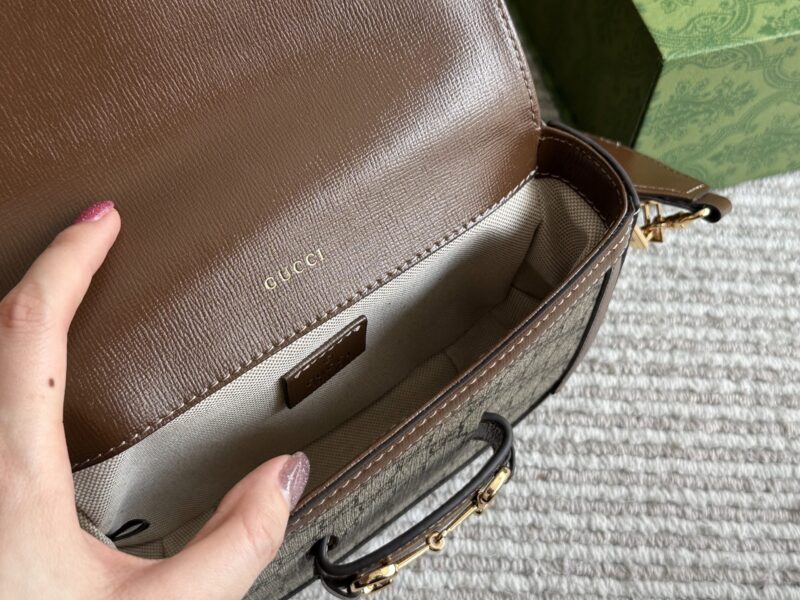 83e306ddfb.jpg 235 High Order Edition (Gift Box)
Size 20 * 14cm
GG Small Saddle Bag
Classic coffee color, huge and cute size
Comes with two shoulder straps for easy switching
The perfect combination of thick shoulder straps and thin shoulder straps
Search GG 1955 s...