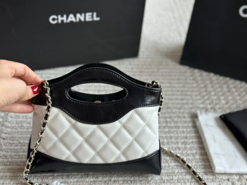 83e8482e87.jpg 215 box upgrade version
size:22*14.5cm
Xiaoxiangjia's 23a is worth buying
Cute and Loving Horizontal Version 31
Chanel has been replicated again
The new 31 bag model has released a mini size
Who can withstand this!
Xiaoxiang's true love fans must j...