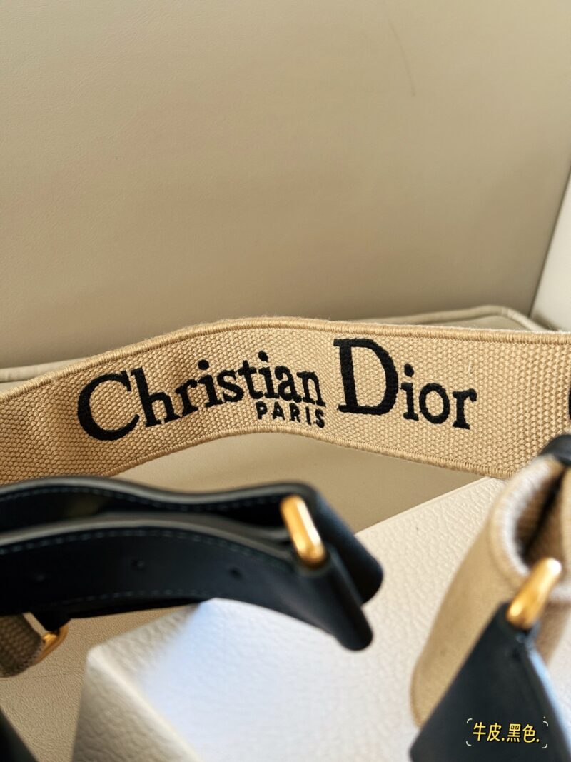 83f09ea65a.jpg 360 box cowhide
size:24*14cm
Top up super cool DIOR Streetchic handbag
The large metal plaque design has a cool punk vibe from ancient times!
The wide shoulder straps are adjustable on both sides, allowing it to achieve multiple back styles
