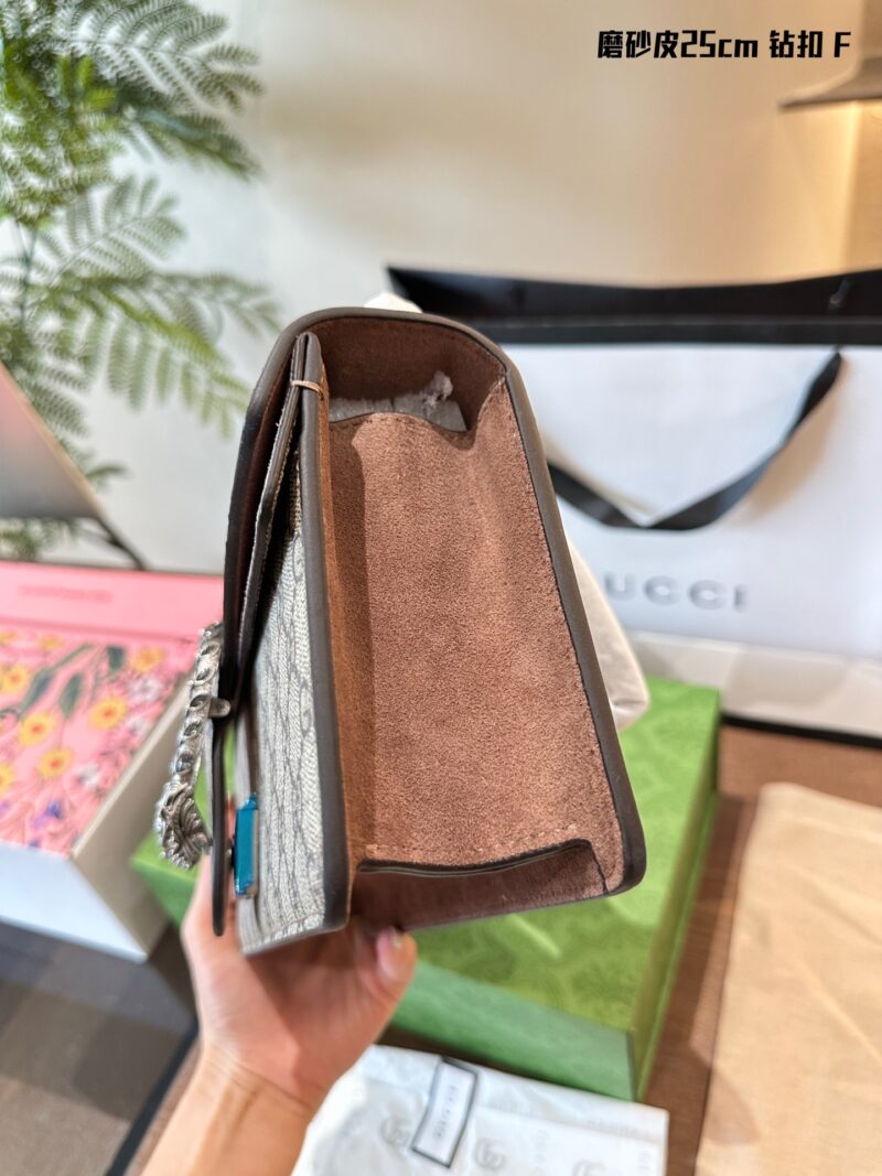 Gucci Diamond Button Wine God P270
Many people say this bag is the tears of the times, but I believe it is the beauty of love~~
Gucci Dionysus' wine god bag was released at the 2015 autumn/winter women's fashion show, and in 2022, a new diamond butto...