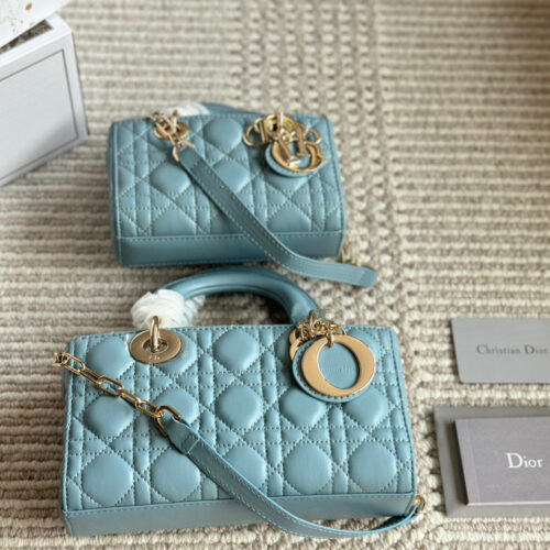 、
Dior lady's new long style haze blue full set packaging
Dior's all-new D-joy is making a strong comeback, with the rhythm of a big hit. The bag comes with two shoulder straps and multiple back styles, making the upper body both beautiful and styl...