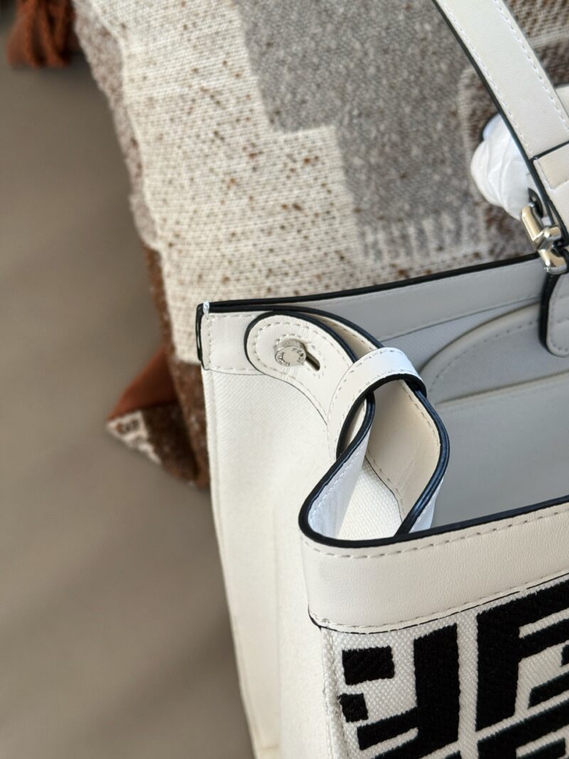 840ca9d819.jpg 260 without box
size:40*28cm
I was impressed by this Fendi tote, and its matcha green and gold brown color scheme caught my attention
Too advanced
The capacity can hold the essential items for short trips, giving you an effortless sense of luxury