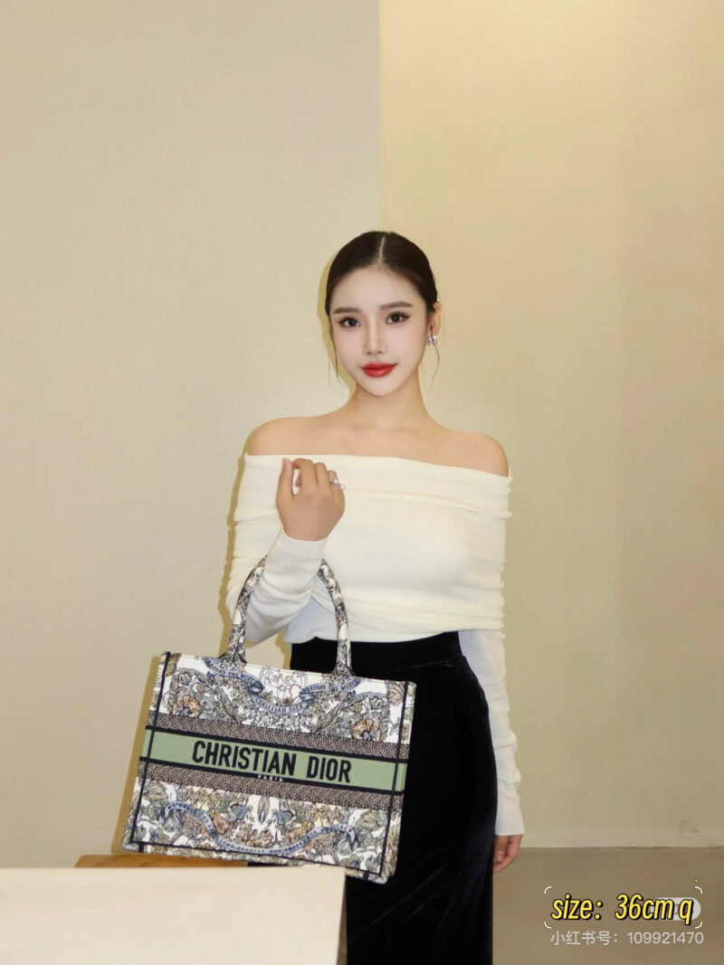 A fresh and high-end booktote
