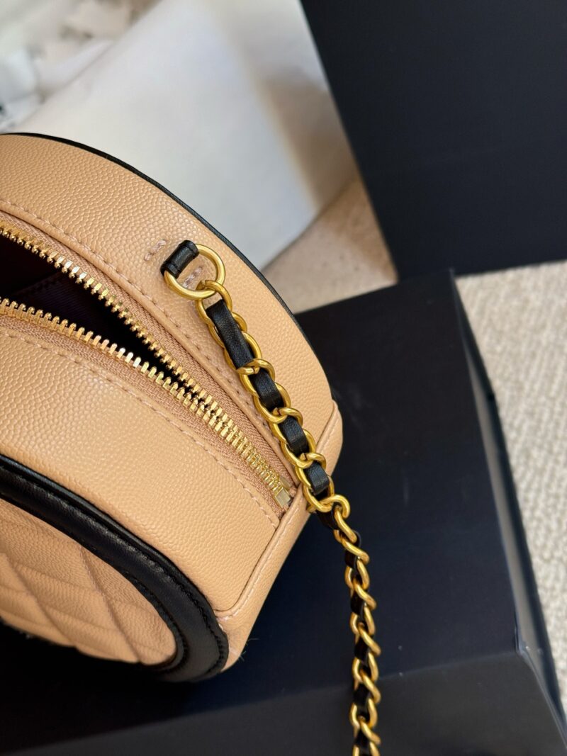 841bc80ed3.jpg 185 boxes
size:13*8cm
My Chanel small round cake
It's really mini! It looks great too!
But don't worry, basic items such as keys, lipstick, wireless headphones, and change can all be put in drops!