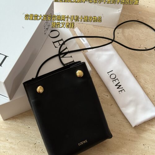 235 box cowhide
size：17*21cm
Loewe's new pebble pouch
Exquisite and compact
Zundu is very beautiful and soft
The material of calf leather feels very comfortable to the touch