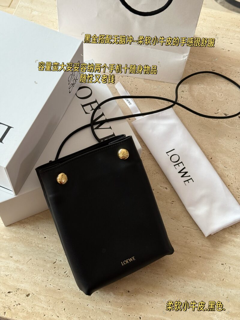 845d9e47bb.jpg 235 box cowhide
size:17*21cm
Loewe's new pebble pouch
Exquisite and compact
Zundu is very beautiful and soft
The material of calf leather feels very comfortable to the touch