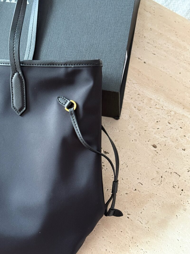 84645bec33.jpg 235 box
size:32*28cm
Prad tote bag (shopping bag)
Specialized nylon fabric!
light! Comfortable! Extremely practical!
Another timeless shopping bag