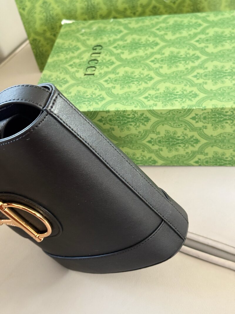 846c83277b.jpg 230 without box
size:18*20cm
GG bucket bag with versatile HOBO design
Very durable
Practical large capacity~
Configure extended shoulder straps
It can better meet different dressing needs and allow you to freely match them