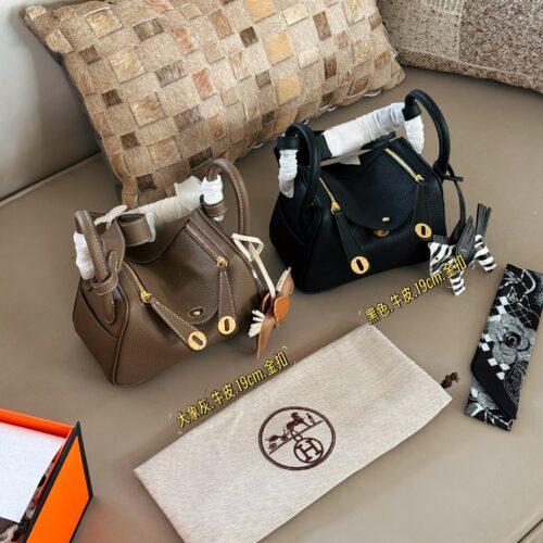 240 sets of complete packaging
size：19*13cm
?? top layer leather!
H Home Mini Lindy
? Crossarm ? Hand carried!
A perfectly cute little one!
It's just perfect for spring and summer
Just hold it and you'll have a good mood!