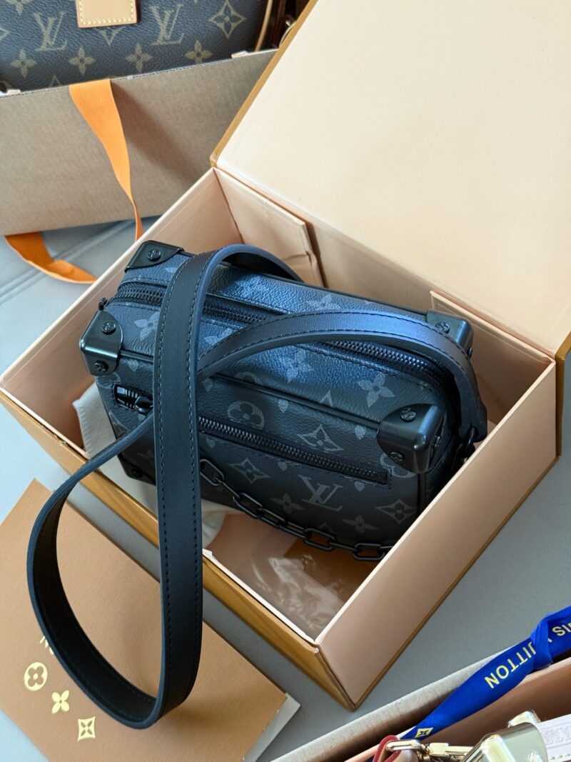 848ecf1d96.jpg 220 boxes
size:18*13cm
Hot selling collection real-life photos ????
L Home Retro Trunk Soft Box
Black Warrior paired with calf leather