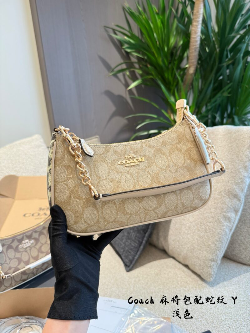Coach Mahjong Pack is now available on page 225
The lowest price recently! If you like this one, you can buy it now. Coach Teri armpit crossbody bag, large mahjong bag, dark coffee logo, light coffee logo, size: 24.5 * 15.5 * 7.5cm, double box packaging