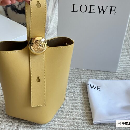 240 boxes
Size: 16 * 19cm (small size)
Loewe's new model is here
Loewe Pebble has a huge space and excellent leather!
Adjustable shoulder strap length suitable for multiple carrying modes! Advanced and exquisite, really beautiful!
?? Cowhide qual...