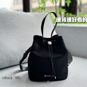 200 airplane boxes
size：22×25
Lululemon 5L nylon bucket bag, one shoulder crossbody handbag
Lightweight and casual, as expected, the end of the bag is made of nylon
Lightweight and casual, the bag shape and style are very appealing to me
