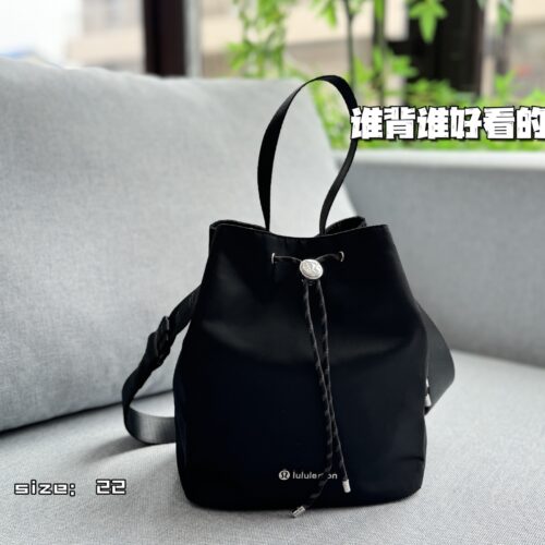 200 airplane boxes
size：22×25
Lululemon 5L nylon bucket bag, one shoulder crossbody handbag
Lightweight and casual, as expected, the end of the bag is made of nylon
Lightweight and casual, the bag shape and style are very appealing to me