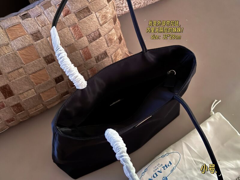 84c350624e.jpg 190 without box
Size: 32 * 28cm (small)
36 * 30cm (large)
The evergreen tree of the medieval era
Minimalist daily practicality
Prad Handheld Underarm Tote
Black recycled nylon handbag shoulder bag
Practical lightweight commuting bag basic model!
