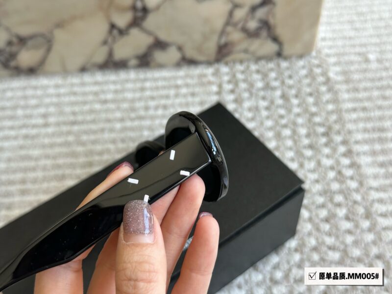 GM MM005 Sunglasses P205
Cool and spicy!
I really want to weld these black framed sunglasses onto my face [MM005]
”Magira collaboration sunglasses are here
The rounded cat eye style
A whole trendy living!
The favorite of fashionistas!