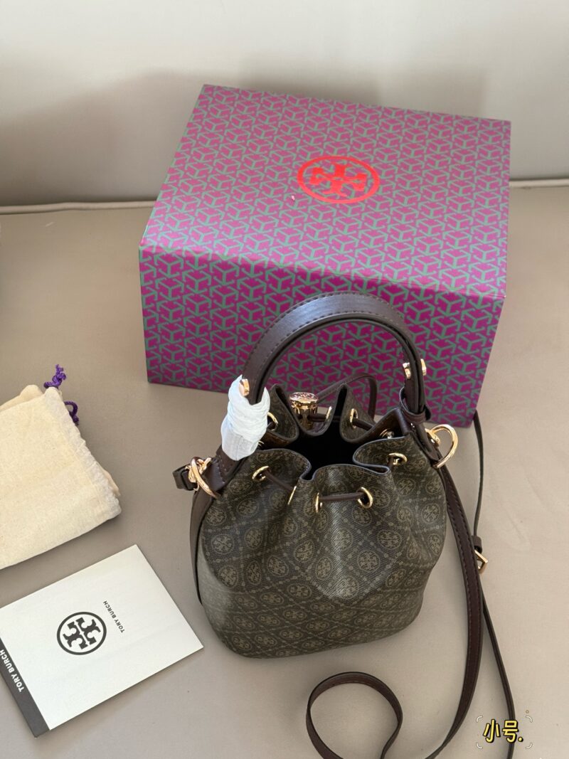 84e0d10d94.jpg 230, 240 with box
Size: 15 * 18.5cm (small size)
21 * 20cm (large size)
TB T monogram new bucket bag
Cocoa Limited Wealth Bucket, I love it, how about you?
It's really super comfortable!
Full marks for temperament!
The new product has added a hidden ...