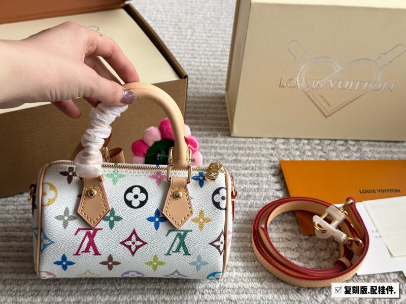 84e1ab78cc.jpg 215 Remastered Edition (Comes with Box)
size:16*10cm
Murakami Takashi Joint Cooperation Payment
L Home SS2022 Speedy Nano
Purchasing channels
Taiwanese customers order vintage flowers+hardware+color changing leather
The shoulder strap can be disass...