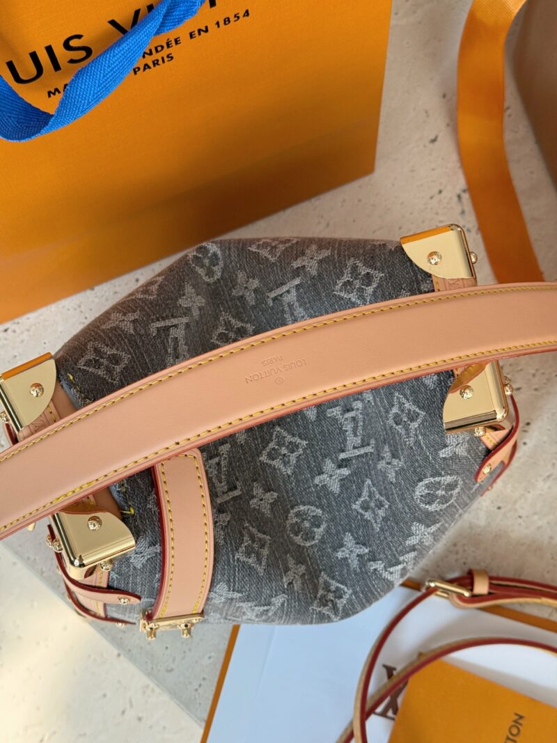 84ea0ba83c.jpg 280 boxes
size:23*16cm
Ljia 25trunk Rocket New Bag
Sidetrunk washed denim!!
This season's sailing series is all great!
√ Cowboy blue is gentle and versatile
Super Western style upupupup
Search Lv Soft Box (Box)
