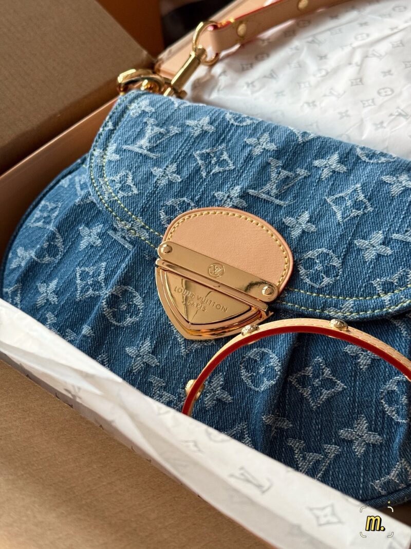 84f0c0a3dd.jpg 300 boxes (replica version)
size:26*18cm
L's denim sunset is perfect for summer
I really like the tannin series
The Sunset capacity is sufficient,
Soft and not afraid of pressure,
Color resistant and stylish!