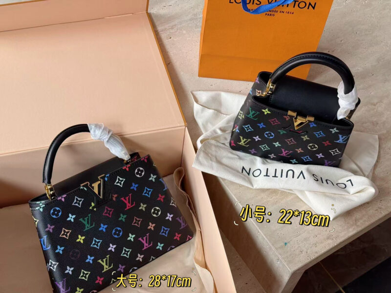 84f68ed2db.jpg 215225 with box
Size: 22 * 13cm (new horizontal version)
28*17cm
L Capucines handbag
Full grain Taurillon cowhide cutting
It feels low-key but has a luxurious texture!!
classic! classic!