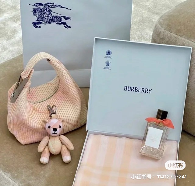Burberry lunch box bags are really popular. The designer is a genius who never expected the clothesline to match the bag Designers are really imaginative. Burberry's latest lunch box bag is really popular, with a retro feel added to the dark green color!