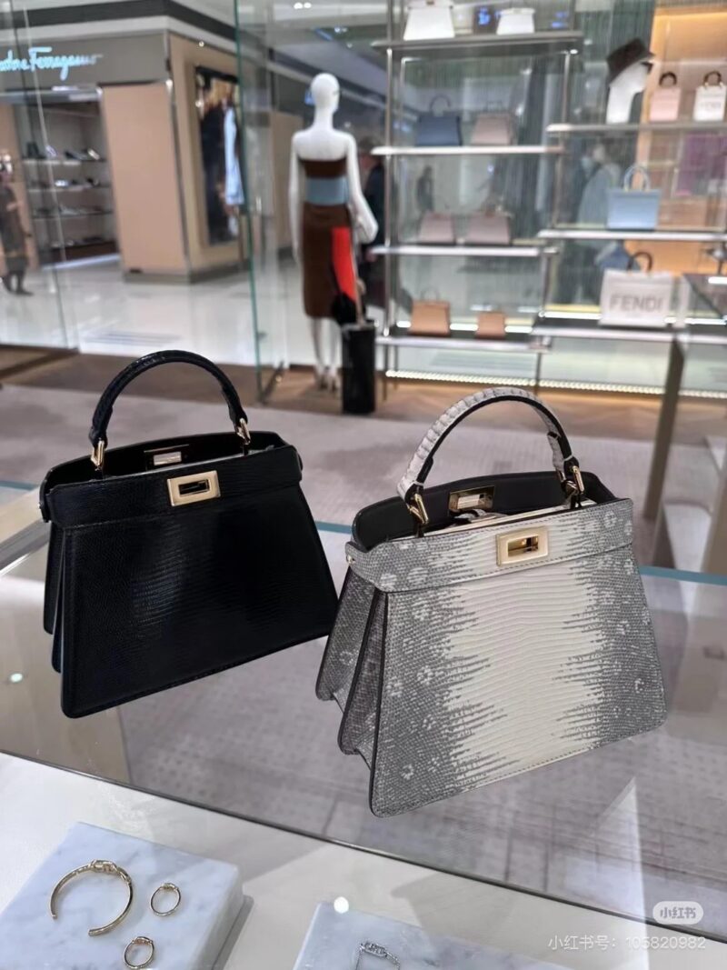 Fendi is versatile in any style of clothing, casual or professional, even down jackets, exuding a low-key and luxurious temperament.