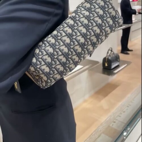 Dior 2025 new model! NEw/Online Launch
The new model that will be launched in early spring 2025 is here
The picture is taken in medium size, very casual and fashionable style # toujours # Dior # Dior new style # Dior