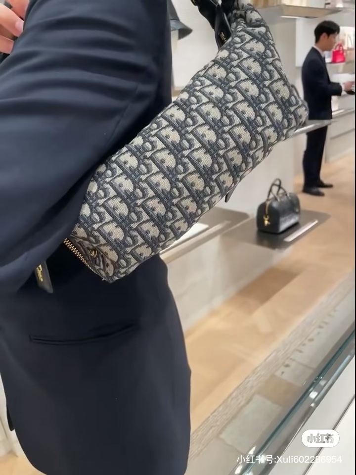 8561128a84.jpg Dior 2025 new model! NEw/Online Launch
The new model that will be launched in early spring 2025 is here
The picture is taken in medium size, very casual and fashionable style # toujours # Dior # Dior new style # Dior
