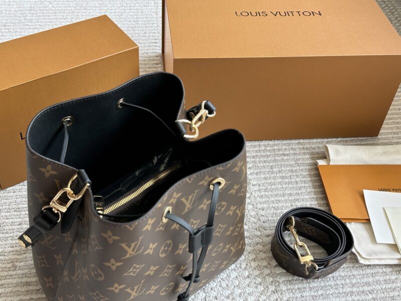 255 wide shoulder straps with box
High quality daily recommendation
L Home Bucket Bag Noe Bucket
This water bucket has a soft texture
Size: 26cm
Cross shoulder/single shoulder is more comfortable
Search for Lv bucket bag