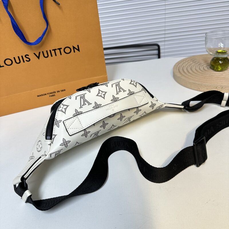 Donkey waist bag/chest bag model M25227 all leather white. This waist bag design is not only practical but also enhances the overall design sense, making it easy to raise the body proportion. The bag can be worn as a chest bag or crossbody bag, and c...