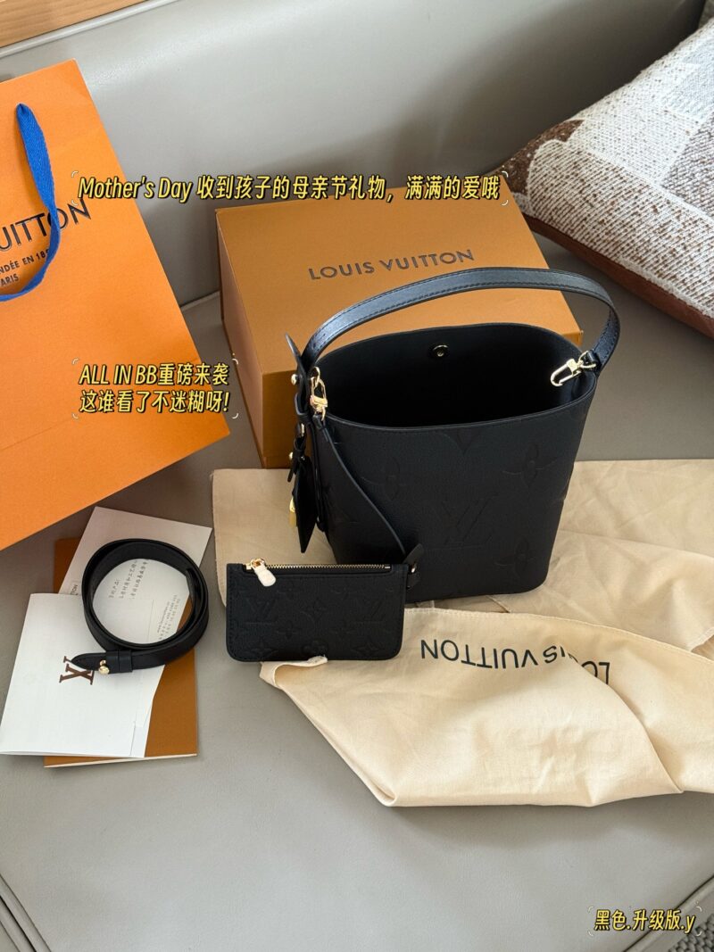 8578711ea0.jpg 235 box
size:18*16cm
ALL IN BB Heavy Attack/
Who wouldn't be confused after reading this!
I didn't expect to like it more and more as I watched it
There are two sizes of holes for L home AII IN BB
25ss bucket bag