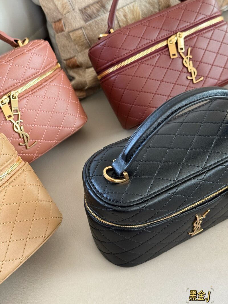 8582027cd9.jpg 235 box
size:19*11cm
YSL New Style | Exquisite Small Box Bag
The new and well behaved Gaby handbag can be carried by hand or slung diagonally
Put all the daily items down