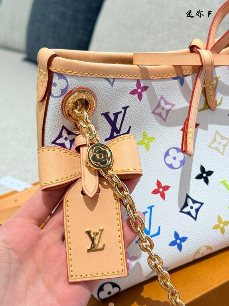 Color changing skin
It's definitely the next big hit
One of the main reasons why I like LV is because it is practical and durable in leather
The latest Carryall BB is still made of white tri colored leather, which is very, very soft and feels very go...