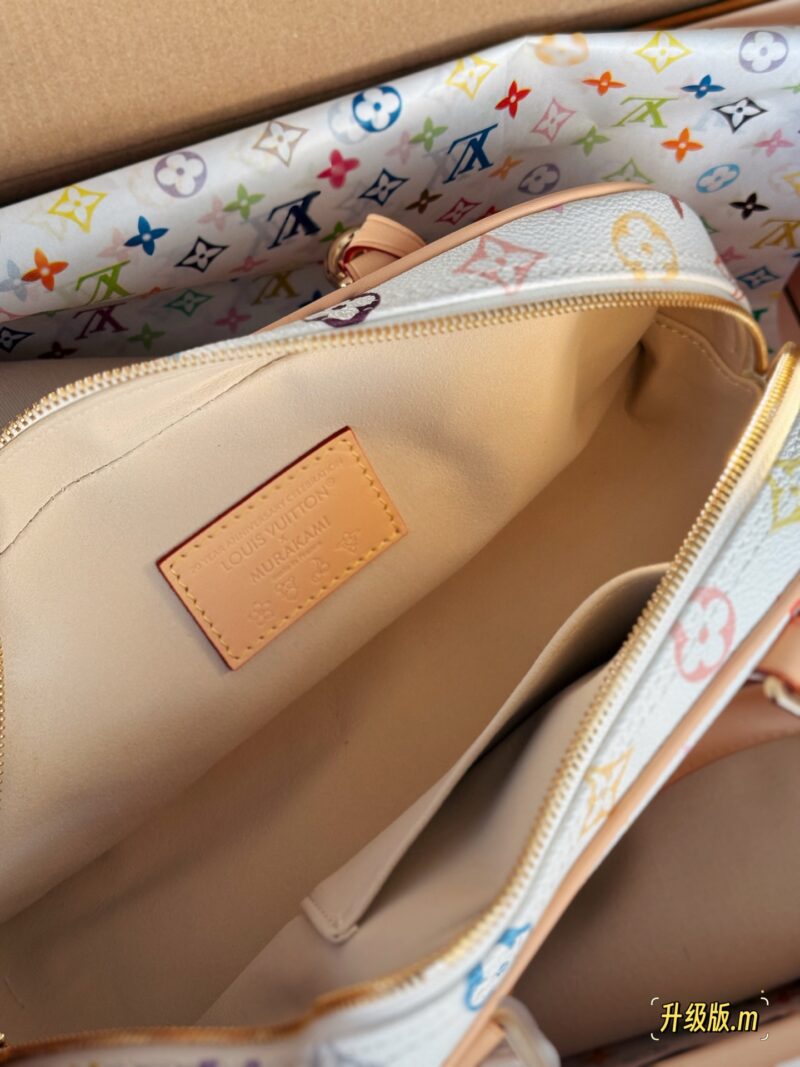 85a9bdd69b.jpg 330 box upgrade version m
size:27*19cm
L's Takashi Murakami bowling
My favorite bag with white tri color this time!
The physical object is very beautiful#
A whole retro millennium feeling,
The capacity inside is also very large,
Holding it in hand ...