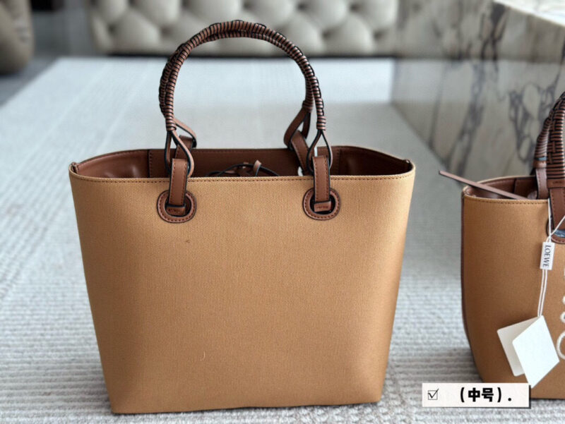 85ac70d7ff.jpg 220 without box
Size: 23 * 22cm (small)
27 * 24cm (medium)
Loewe canvas shopping bag ?
A bag that is easy to pack in physical form
Recently, I have been carrying my back while traveling
Brown leather with rice white canvas, durable and textured
Its...