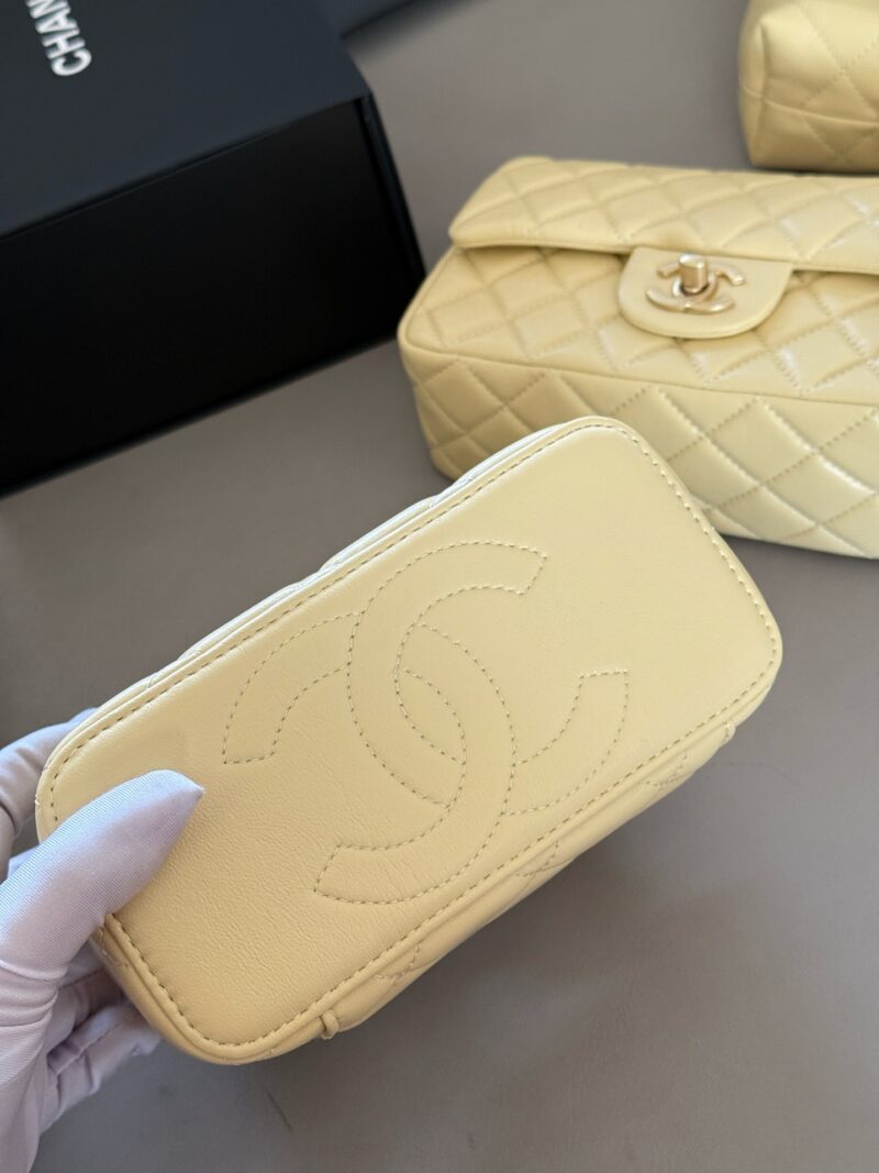210 Pack
size：18*10cm
Xiaoxiangjia Handle Box Bag
Your upper body is full of immortal energy!
The smooth skin feels super comfortable to the touch
Crossarm/Handheld/
Summer chicken yellow/soft fufu drops super cute/
Search for Double Golden Balls