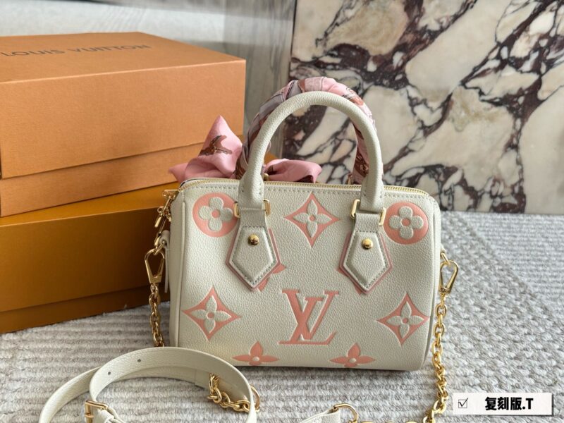 86005f1b3f.jpg 250 new model (with box)
size:20*14cm
L Home SS23 Speedy 20
Experience the joy of cherry blossom powder together~
Carrying a small bag, I really love it, love it~
?? Cherry Blossom
Search: Lv nano