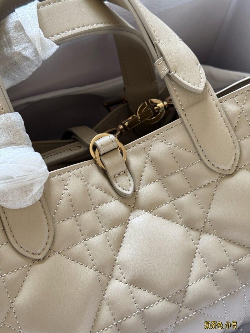 300 310 box upgraded version again
Size: 23x15cm (small size)
28 * 21cm (large size)
D's super popular Toujours shopping bag
I personally think the bag design is really durable!
I can't refuse anything gentle in beige color!
A feeling of neither big ...