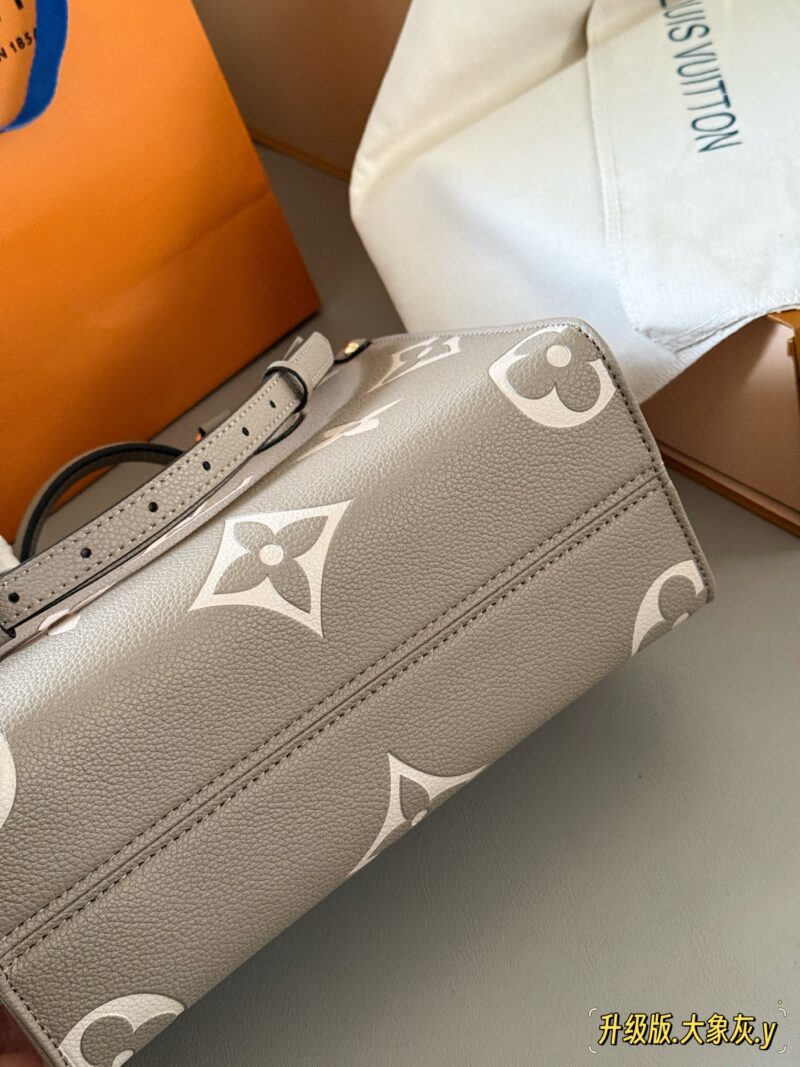 860a87cdc2.jpg 235 box
Mother's Day Gift
Size: 25 * 20cm (small)
Excellent quality, understand the goods ??
It's really too advanced!
Warm, gentle, and creamy Iv on the go tote bag
Elephant Grey has a gentle and elegant temperament!
Search Lv on the go shopping bag