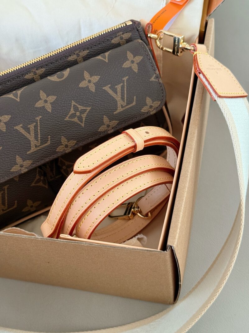 861fe2ec3d.jpg 250 boxes
size:25*15cm
L Family Old Flower Camel Bag New Style
Don't miss out on fashionable girls!
The new vintage Vibe is expected to be the next hit!
?? Configure woven shoulder straps/long leather shoulder straps