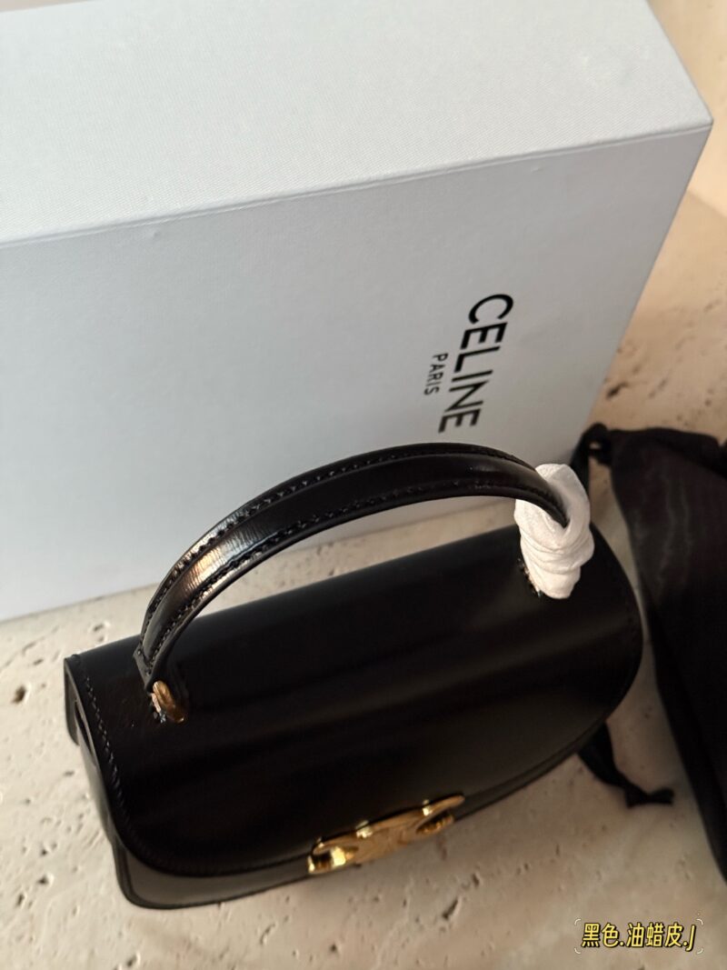 86237fc7e4.jpg 250 box cowhide
size:16*12.5cm
Celine's latest Arc de Triomphe handbag is here!
Between the medium-sized bag and the mini bag
One size
Both practical and cute enough!
I can't put down my phone