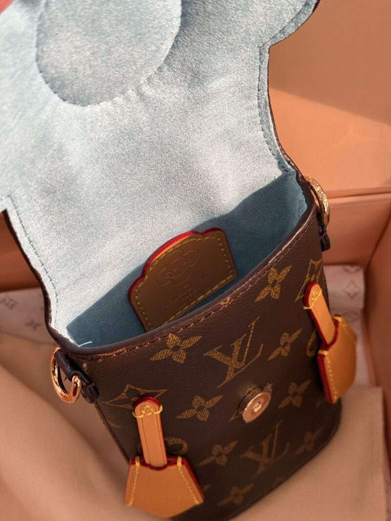 8624811500.jpg 210 box
size:10*18cm
L's limited edition Vivienne phone case is here
Who can refuse the plush Vivienne
Accurately capture your girlish heart
Xiaohuahua has a super good hand feel,
The physical object is super beautiful,
Who hasn't owned it yet? The...