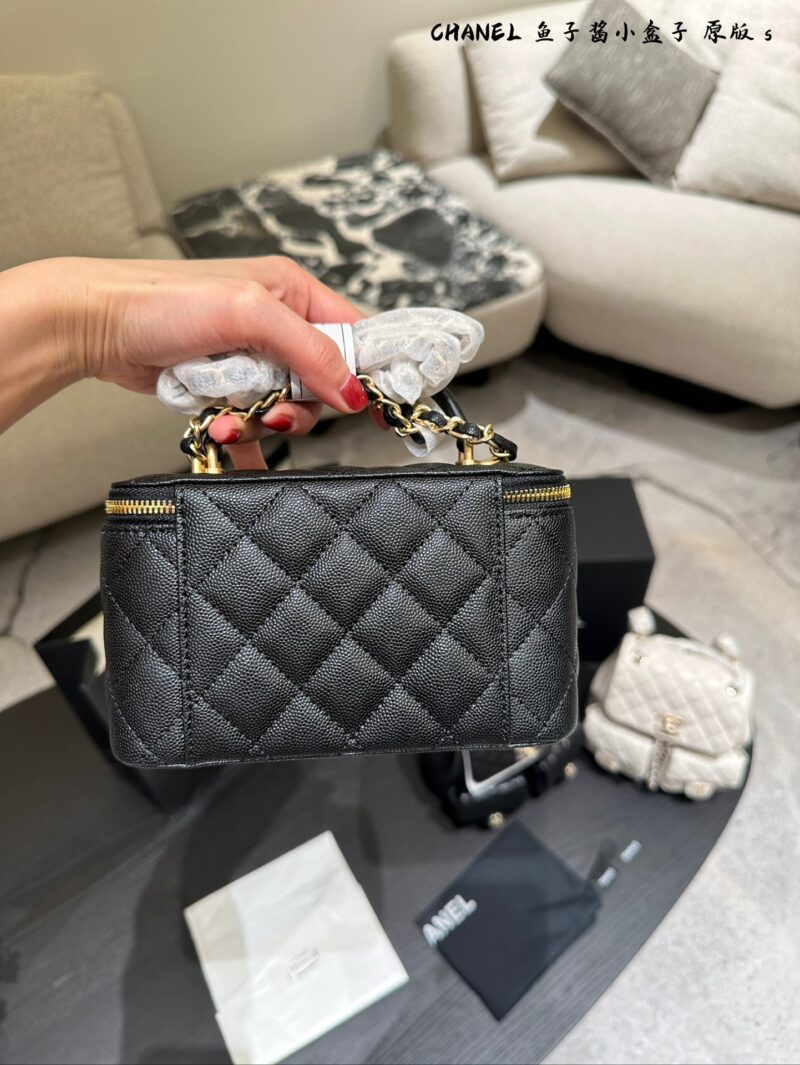 Chanel Long Box P225
Four Seasons Series [Happy]
Litchi skin long box
The most beautiful long box in history, besides the most thoughtful lychee cowhide! The chain is also the latest design, super cute! The flip cover also comes with a makeup mirro...