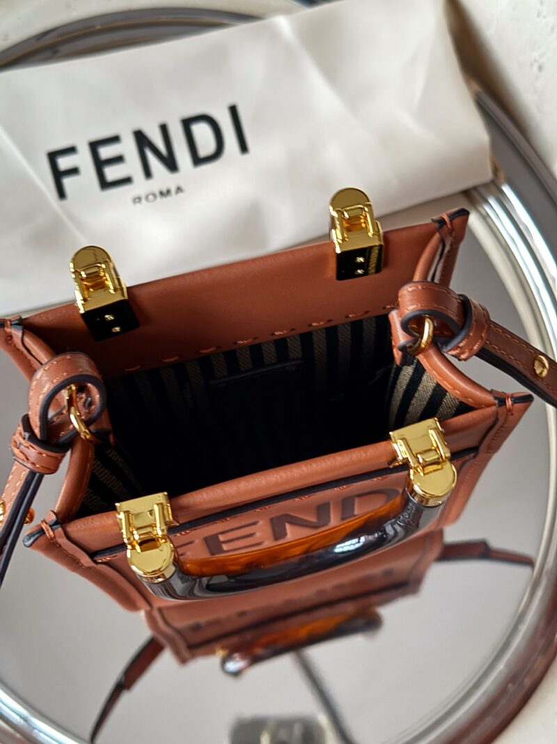 862c925c3e.jpg 225 boxes
size:13*18cm
Exquisite small bag
FENDI Super Hot F Home
sunshine mini tote~
A small and exquisite bag
Classic retro style, fashionable and durable!