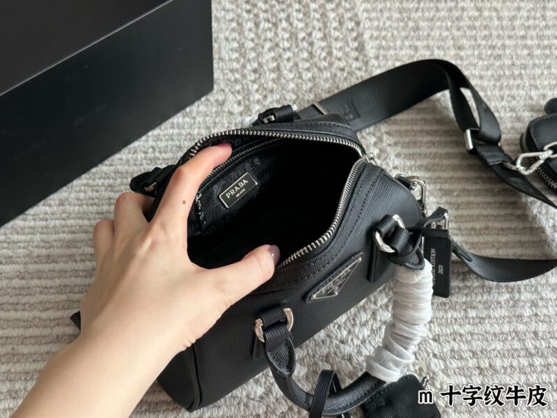 8635e63513.jpg 290 pairs of folding box cowhide
size:21*11cm
Prad Boston Pillow Bag
Parachute fabric
The bottom and handle are made of cross patterned leather
Three dimensional, stylish, lightweight, and casual
Equipped with a zero wallet!
A super good item!