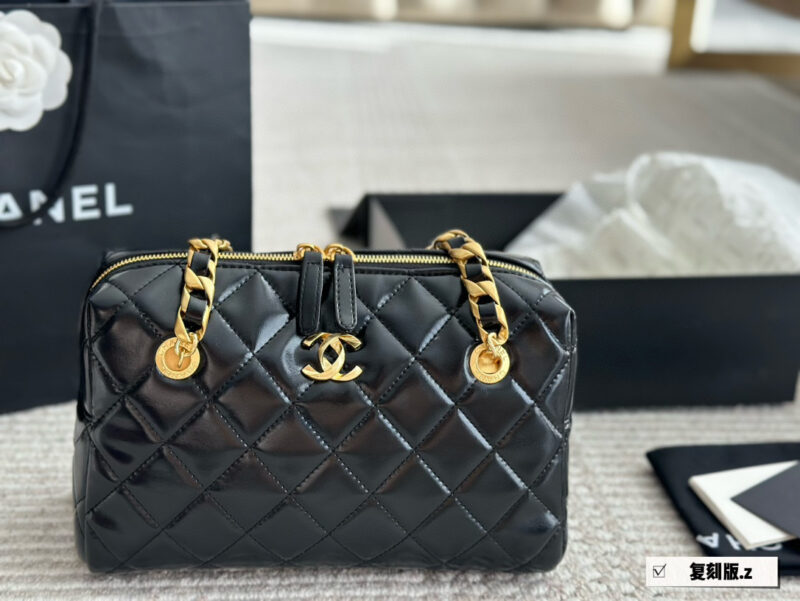 863649261f.jpg 250 boxes
size:25 16cm
Chanel 24 Bowling Bag
This bowling bag is really delicious~
A very popular one recently
The design is not easily outdated and is very fashionable to hold in your hand.
?? superior quality!
