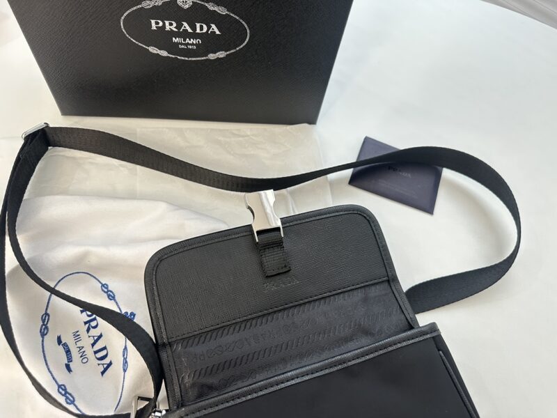 Complete gift box packaging ? Vertical PRADA ? Model 2020-2 Large Horizontal Mobile Phone Bag [Strong] Crossbody Bag Waist Bag Multi purpose unisex Milan Creation. Miuccia Prada's unique talent lies in her relentless pursuit of new ideas, blendin...